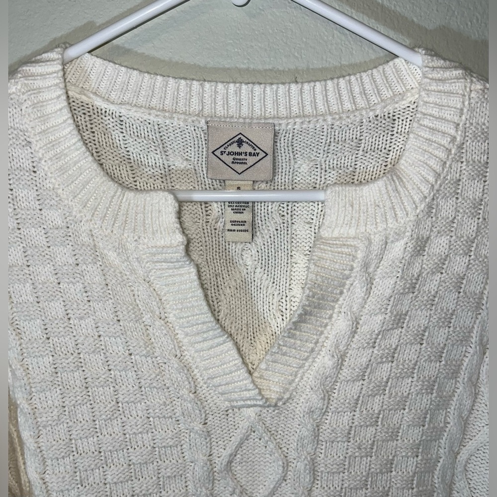 St. John's Bay Women’s White Cable Knit Pullover V-Neck Sweater! Size Small. - Picture 2 of 8